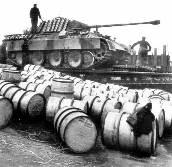 Разгрузка пантер в Станиславе Весна 1944 года На переднем плане видны - фото 243