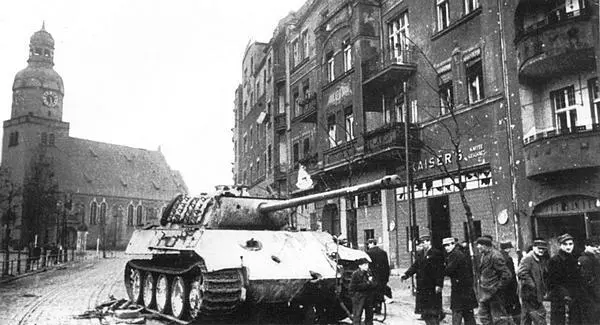 Танк Пантера AusfG подбитый в бою на улице Познани Январь 1945 года - фото 254