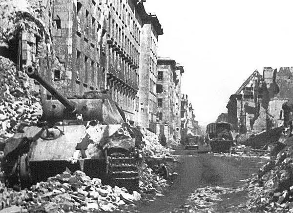 Танк Пантера AusfG подбитый в боях на улице Берлина Май 1945 года - фото 258