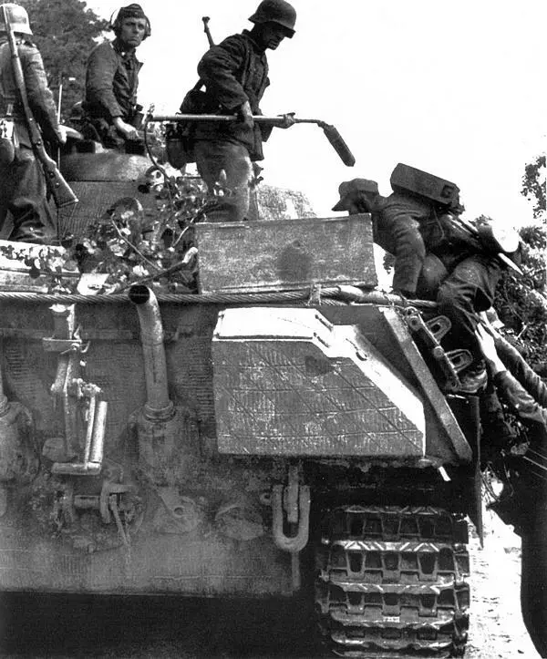 Сапёры занимают места на Пантере AusfG Нормандия лето 1944 года Хорошо - фото 266