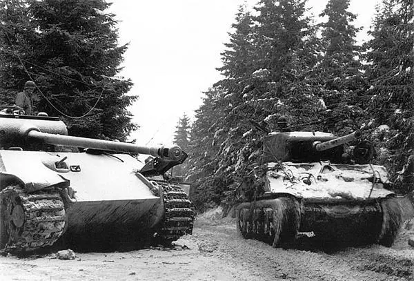 Шерман M4A3 из 744го танкового батальона проходит мимо подбитой Пантеры в - фото 272