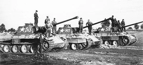 Трофейные пантеры AusfА роты лейтенанта Сотникова под Варшавой Август 1944 - фото 286