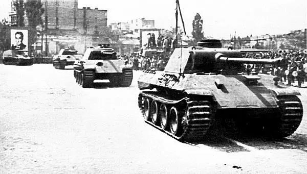 Танки Пантера румынской армии на параде в Бухаресте в честь дня - фото 293