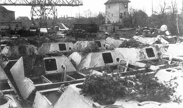 Бронекорпуса ягдпантер во дворе фирмы MNH в Ганновере Май 1945 года В - фото 329
