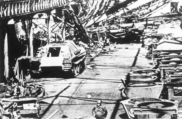 Уничтоженный бомбардировкой цех фирмы MNH в Ганновере Май 1945 года Слева - фото 330