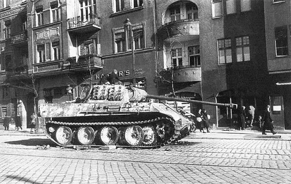 Танк Пантера AusfG подбитый на улице Познани Февраль 1945 года РГАКФД - фото 368