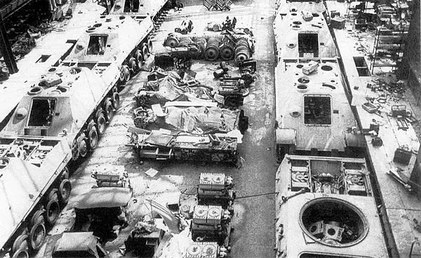 Цех сборки танков компании MNH в Ганновере Апрель 1945 года Хорошо видно что - фото 369
