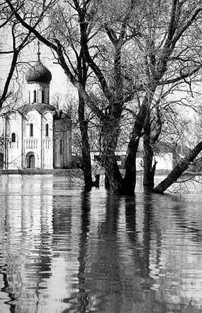 Рис 17 Храм Покрова на Нерли сплошь окруженный водой во время разлива Взято - фото 17