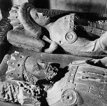 Рис 110 Увеличенный фрагмент гробницы якобы Рудольфа I Габсбурга и его жены - фото 118
