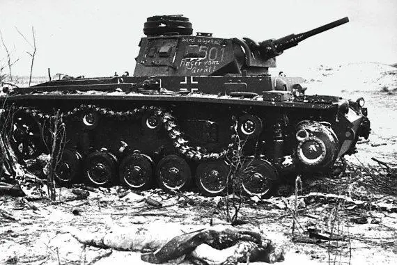 PzIII Ausf J подбитый советскими войсками на Южном фронте 1941 год К 14 ч - фото 38