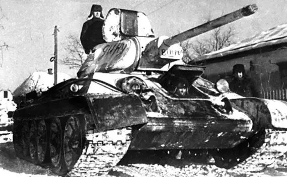 Колонна танков Т34 в г Изюм Зима 1942 года Вслед за танком Андреева шли на - фото 41