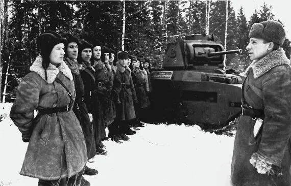 Танк четырех героев и его экипаж Слева направо старший лейтенант Н И - фото 43