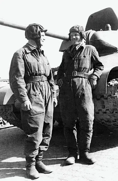 Старший лейтенант В Хазов справа у своей боевой машины Лето 1942 года В - фото 44