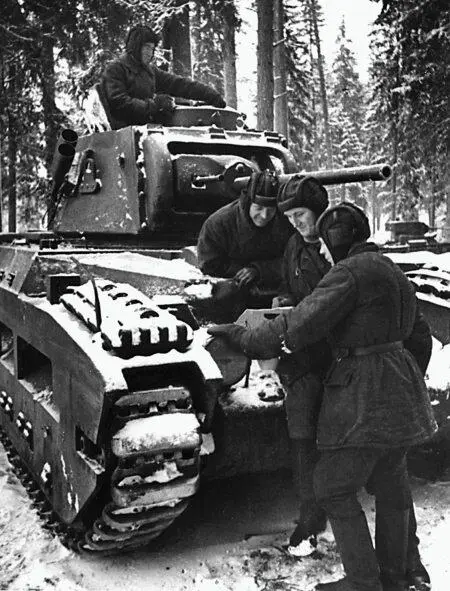 Экипаж пехотного танка MkII Матильда уточняет боевую задачу Зима 1942 года - фото 50