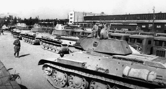 Танки Т34 на сдаточной площадке Сталинградского тракторного завода Июль 1942 - фото 62
