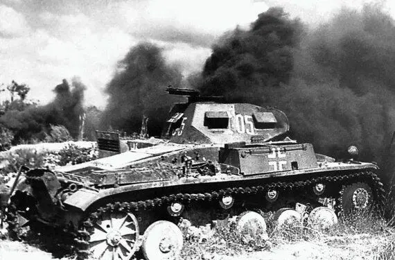 Горящий немецкий танк PzII Западный фронт июль 1941 года Я попросил у - фото 64