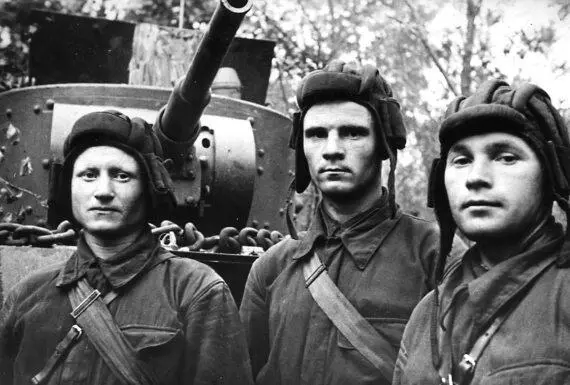Комсомольский экипаж танка БТ7 башенный стрелок В Н Королев - фото 65