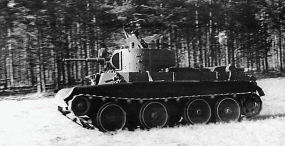 Танк БТ7 выдвигается к передовой СевероЗападный фронт июль 1941 года - фото 67