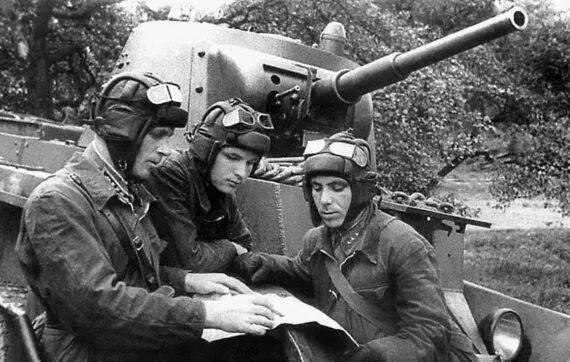 Экипаж танка БТ7 перед выходом на боевое задание Западный фронт 5й - фото 70