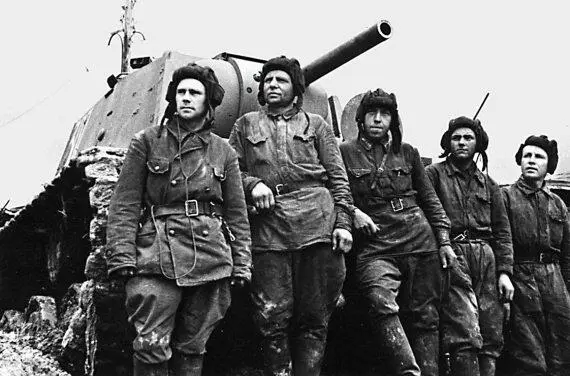 Экипаж танка KB1 младшего лейтенанта Ф Морозова у своей боевой машины - фото 71