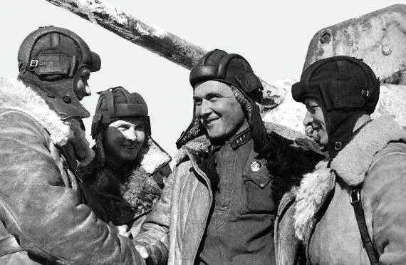 Боевые друзья поздравляют механикаводителя танка старшего сержанта - фото 73