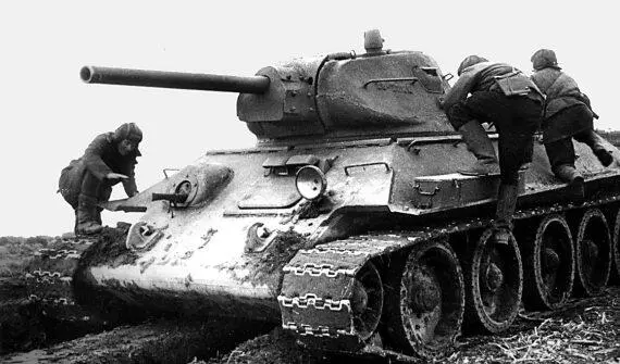 Экипаж занимает места в танке Т34 Калининский фронт 1942 год 20 ноября - фото 74