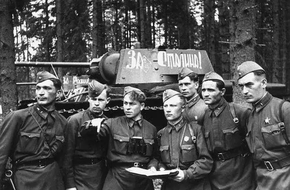 Командир батальона капитан В Л Труханов ставит боевые задачи экипажам - фото 80
