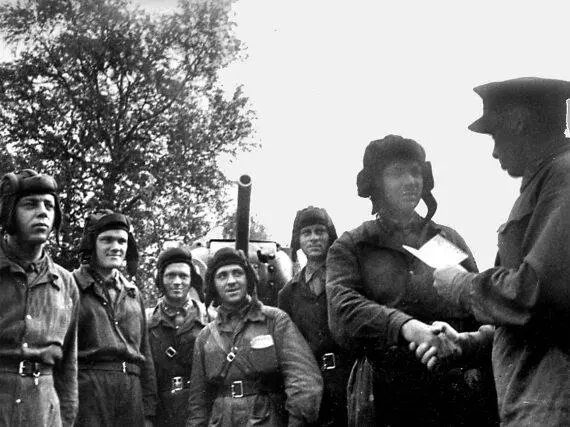 Комиссар части батальонный комиссар Г С Мельников вручает старшине А П - фото 87