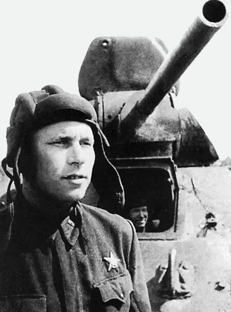 Гвардии капитан Н Моисеев у своего танка Т34 ЮгоЗападный фронт июль 1942 - фото 90
