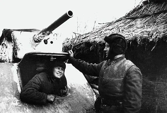 Командир танка Т70 лейтенант Б Зуйкин и механикводитель Д Румянцев - фото 95