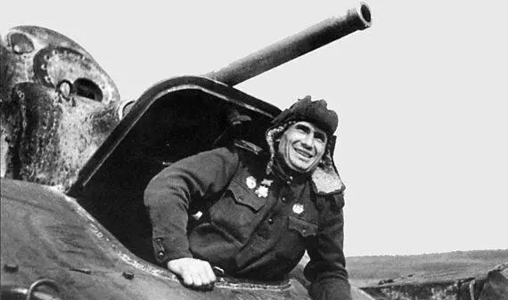 Механикводитель танка Т70М гвардии техниклейтенант В П Якушин - фото 105