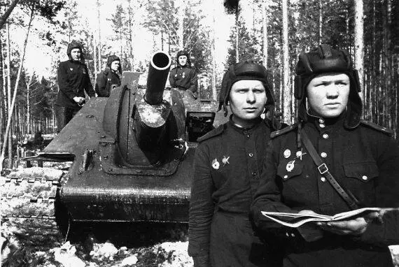 СУ122 и ее экипаж На переднем плане командир САУ гвардии лейтенант С А - фото 106