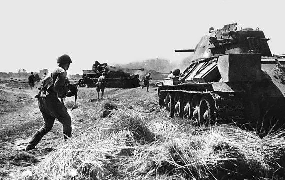 Танки Т34 атакуют противника Курская дуга 1943 год И так мне жаль стало - фото 110