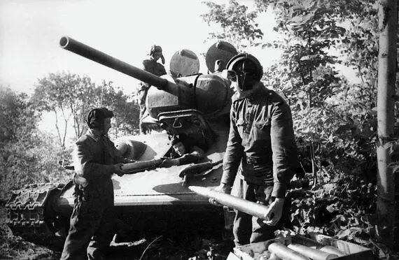Экипаж загружает боеприпасы в танк Т34 Воронежский фронт 1943 год В ночь - фото 117