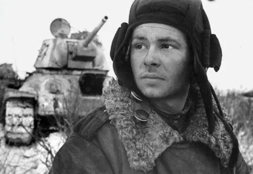 Старшина М С Смирнов на своем танке раздавил три пушки и 20 солдат врага - фото 120