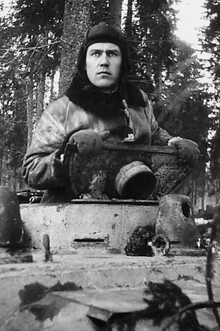 Старший лейтенант В К Прохоров следит за боем из своего танка 1944 год Он - фото 125