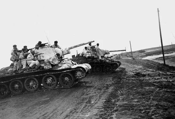 Советские танки Т34 на шоссе Житомир Бердичев 1й Украинский фронт январь - фото 126