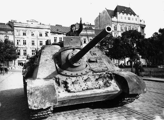 Самоходная установка СУ85 на улице Львова 1й Украинский фронт 1944 год - фото 131