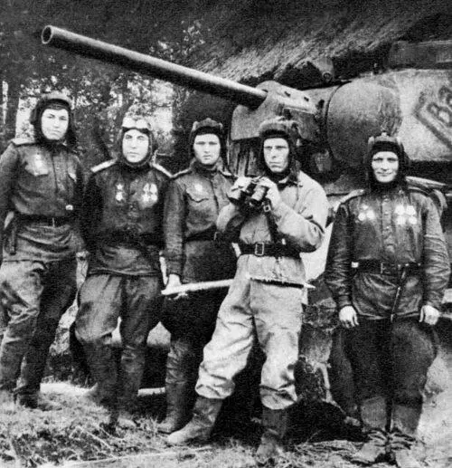 Экипаж танка Т34 Гвардия 63й гвардейской танковой бригады слева направо - фото 132