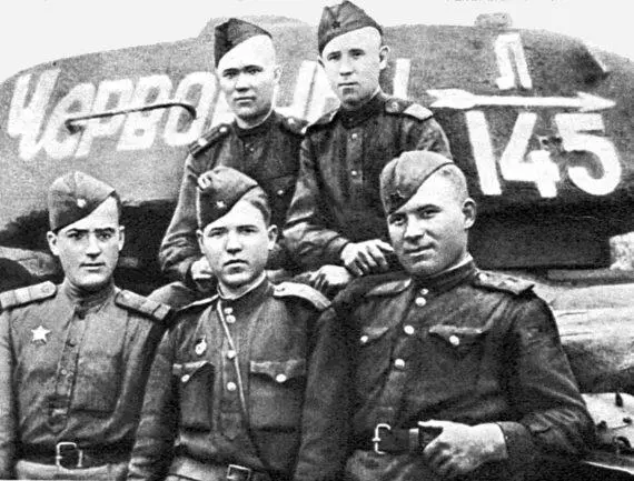 Они первыми ворвались в Минск В центре командир танкового взвода 4й - фото 133