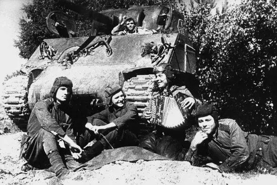 Экипаж танка М4А2 на отдыхе 1944 год Почемуто в некоторых публикациях - фото 134
