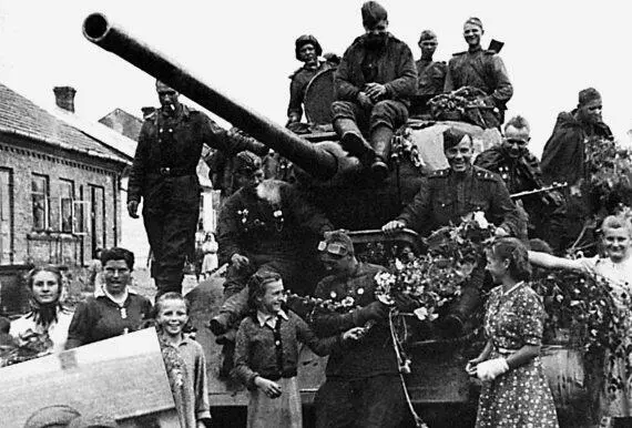 Т3485 младшего лейтенанта А П Оськина на улице г Оглендув Август 1944 - фото 137