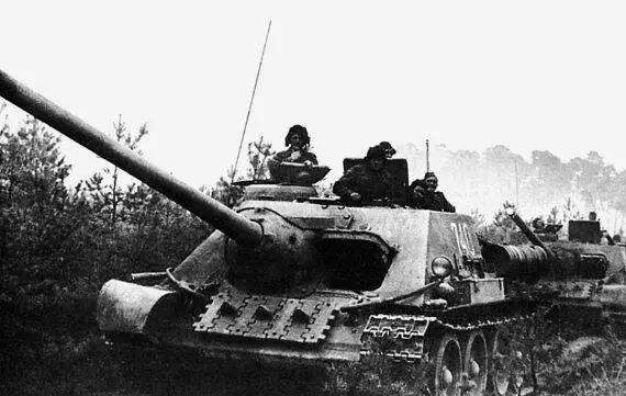 Самоходные установки СУ100 выдвигаются на огневую позицию Венгрия 1944 год - фото 140