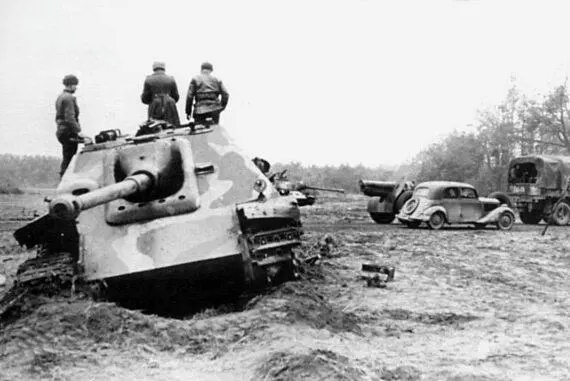 Ягдпантера подбитая на подступах к Кенигсбергу Весна 1944 года Они из окон - фото 141