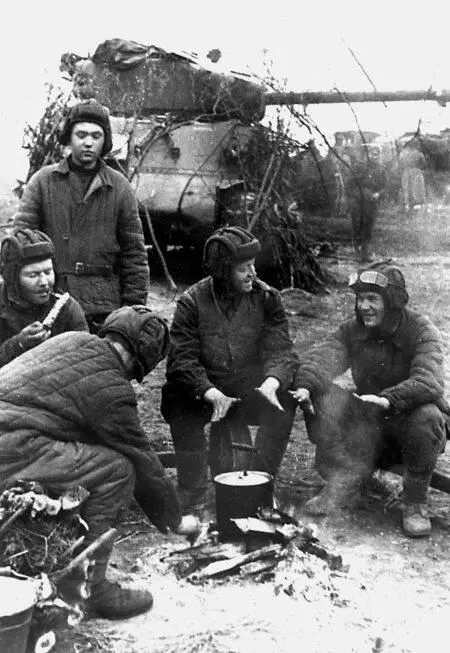 Экипаж среднего танка М4А2 на привале 2й Украинский фронт 1945 год - фото 148