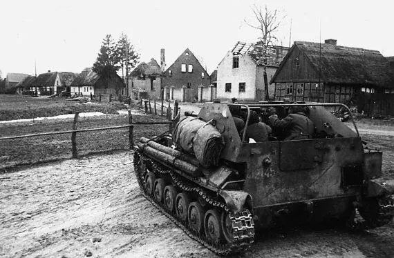 Экипаж СУ76 готовится открыть огонь по немецким танкам Германия 1945 год - фото 149