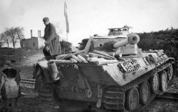 Бойцы и командиры Красной Армии осматривают Пантеру AuafG захваченную - фото 151
