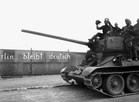 Т3485 на улице Берлина На стене надпись Berlin bleibt deutsch Берлин - фото 152