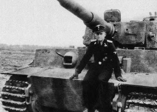 Унтершарфюрер СС Вили Фей у своего Тигра 102й тяжелый танковый батальон СС - фото 161