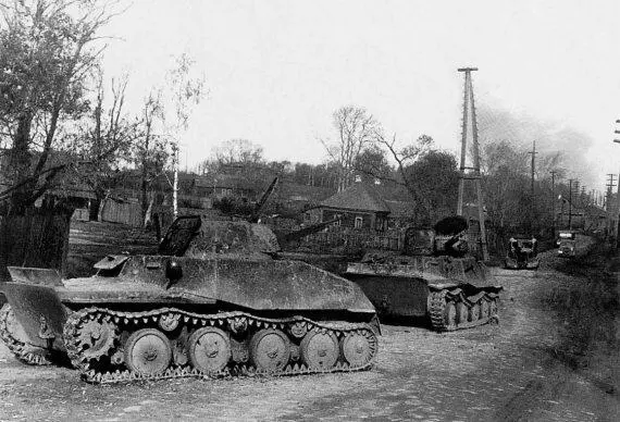 Подбитые советские легкие плавающие танки Т40 1941 год Английский танк - фото 170
